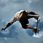  Парень прыгает со <b>скейтом</b> на фоне неба 