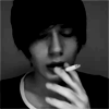  <b>Юноша</b> с сигаретой пускает дым 
