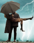  Парень <b>держит</b> девушку с зонтом, вокруг сверкают молнии 