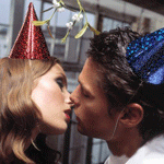 Парень с девушкой целуются в праздничных <b>колпаках</b> 