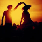 Парень с девушкой танцуют на закате