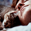 Парень спит вместе с котом