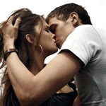 Парень страстно целует девушку