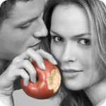 Парень целует девушку с красным яблоком
