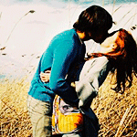 Парень целует девушку в поле
