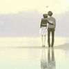 Парень с девушкой обнимаются и смотрят на туманный пейзаж...