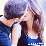 Парень с девушкой целуется