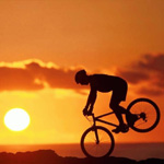 Парень решил покататься на велосипеде перед заходом солнца