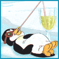 Пингвин блаженно посасывает коктейль через соломинку