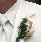  <b>Букет</b> жениха прикрепленный к белому пиджаку 