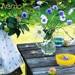  <b>Букет</b> полевых цветов, стоящий на столе с посудой и фрукта... 