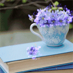 Чашка с синими цветочками на книге