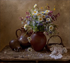 Букет полевых цветов в глиняном сосуде