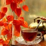 Чашка ароматного чая, рядом цветы