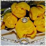  Желтые тюльпаны с жемчужным ожерельем и <b>кольцом</b> лежат на ... 