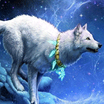 Белый волк с амулетом на шее стоит на фоне звездного неба