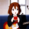 Хирасава юи-тян из аниме k-on сидит с гитарой и есть буте...