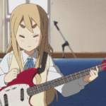  Муги из аниме k-on пытается <b>играть</b> на гитаре 
