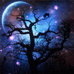 Силуэт дерева с кошкой в ветвях на фоне лунного неба