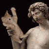 Древнегреческая скульптура щекочет котёнка