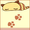 Полосатый котенок спит, перед ним два его следа