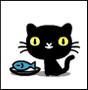  Чёрный котёнок мяукает <b>сидя</b> рядом с рыбкой на тарелочке 