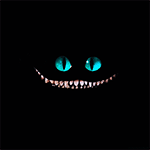 Голубые глаза и рот чеширского кота на черном фоне