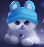 Белый котёнок в голубой шапочке с ушками с кулончиком инь...