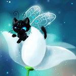 Черный котенок с крыльями сидит на белом тюльпане