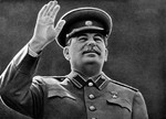 И. В. Сталин машет рукой