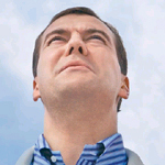Дмитрий Медведев смотрит в небо