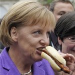 меркель есть  хот-дог