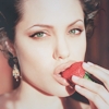  <b>Анджелина</b> джоли ест клубнику 