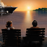 Пара влюбленных на смотрят на закат в порту