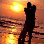 Пара целуется на закате солнца