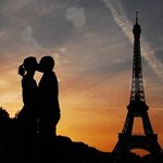 Пара влюбленных целуется на закате около эйфелевы башни в...