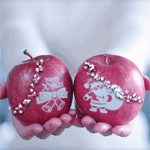 Яблоки с рисунками на них и надписью 'merry xmas'