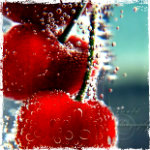 Красные ягоды вишни в пузырях