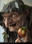 Милая старушенция бабка ёжка угощает яблочком