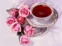 Розы на столе у чашечки чая