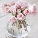  <b>Розовые</b> розы в прозрачной стеклянной вазе 