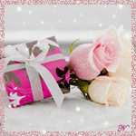 Подарок в розовой упаковке и с белым бантиком лежит на ст...