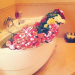 Розы лежат в ванной и блестят