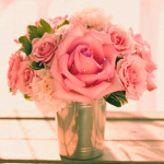Букет роз в вазочке