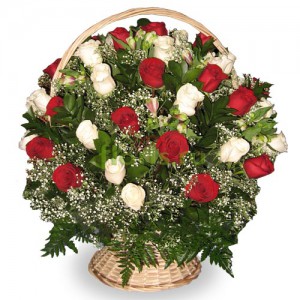 Прекрасный букет роз белых и красных