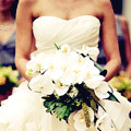 Невеста с букетом белых роз