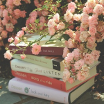 <b>Стопка</b> книг прикрытая чайными розами 