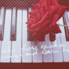 Красная роза на пианино