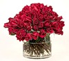 Букет красных роз в прозрачной вазе