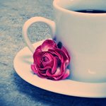 Кофе и роза на блюдце
